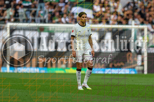Borussia Mönchengladbach vs SV Werder Bremen - Bundesliga  | Mönchengladbach, Deutschland, 14.09.25:   Kevin Diks (Borussia Mönchengladbach) schaut waehrend des Spiels der Bundesliga zwischen Borussia Mönchengladbach vs SV Werder Bremen im Stadion im Borussia Park(Foto von Brauer-Fotoagentur / Adrian Schlueter)