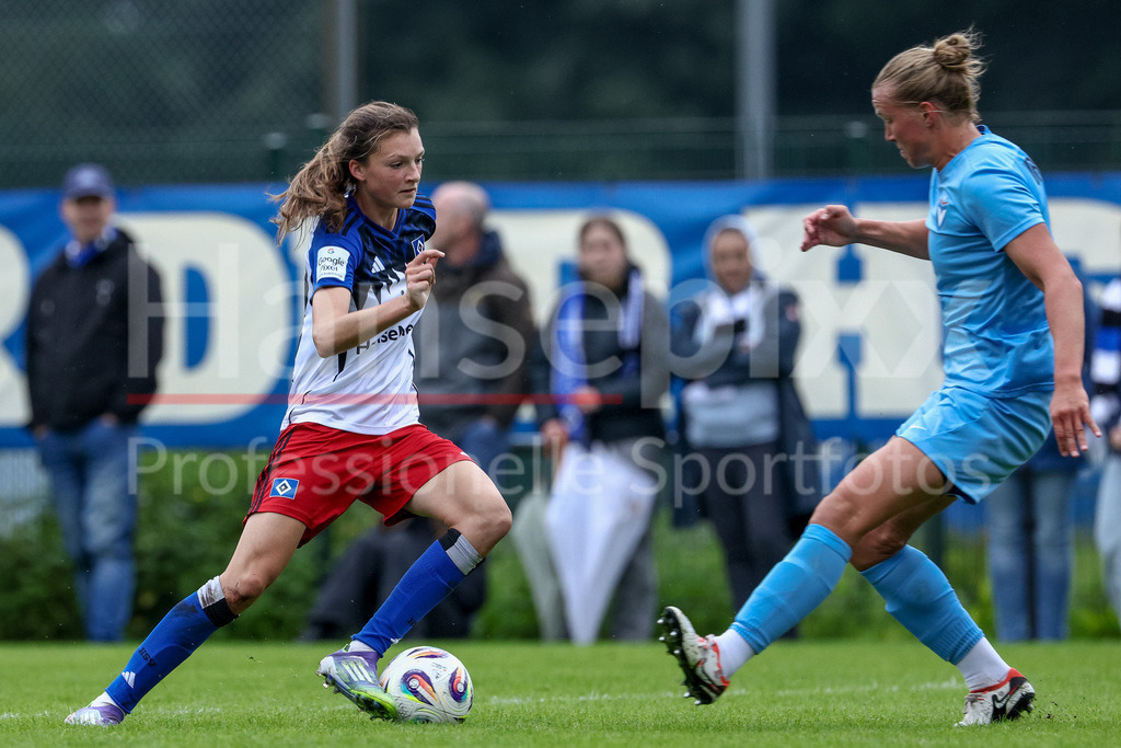 Fussball, Testspiel Frauen, Hamburger SV - FC Viktoria Berlin | v.li.: Lotta Wrede (Hamburger SV, 32) und Anna Ursem (FC Viktoria 1889 Berlin, 3) im Zweikampf, Duell, Dynamik, Aktion, Action, Spielszene