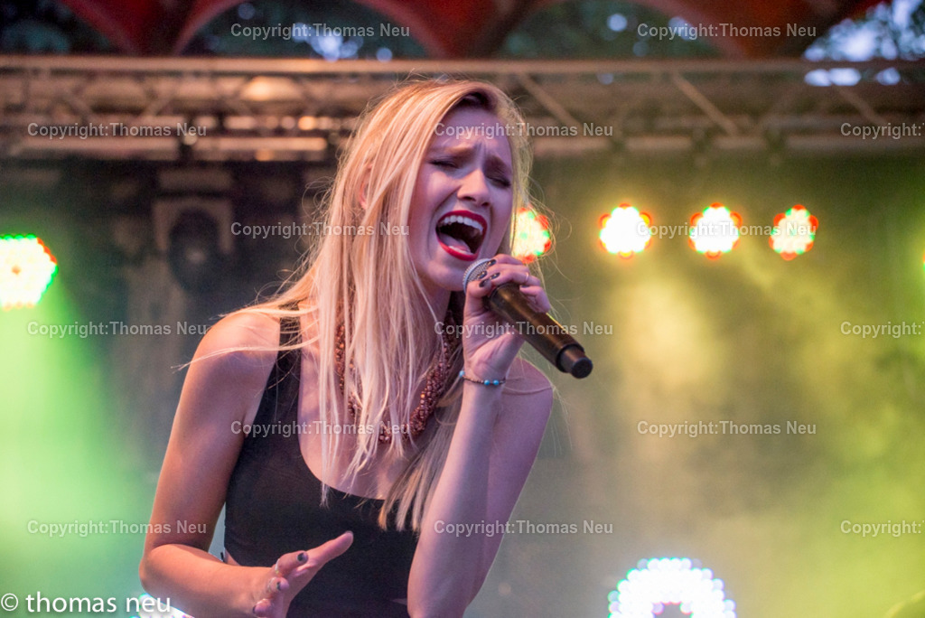 Glasperlenspiel-32 | Musikfestival Vogel der Nacht im Stadtpark Bensheim, Auftritt Glasperlenspiel mit Sängerin Carolin Niemczyk und dem Sänger und Keyboarder Daniel Grunenberg.