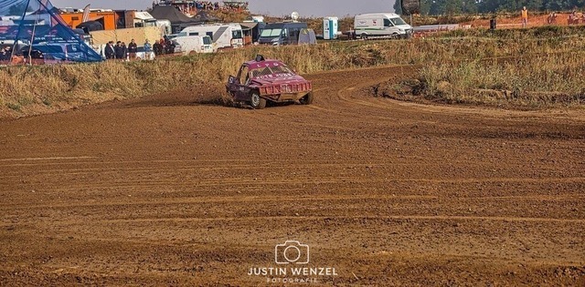 _DSC5782_ergebnis | 
Natürlich, hier ist eine Meta-Beschreibung, die sich aus dem Text ableitet:

Entdecke die Welt der Fotografie durch die Linse von Justin Wenzel, einem 23-jährigen Fotografen, der seit 2016 seine Leidenschaft für die Kunst entfaltet. Von Portraits über Ti - Realisiert mit Pictrs.com