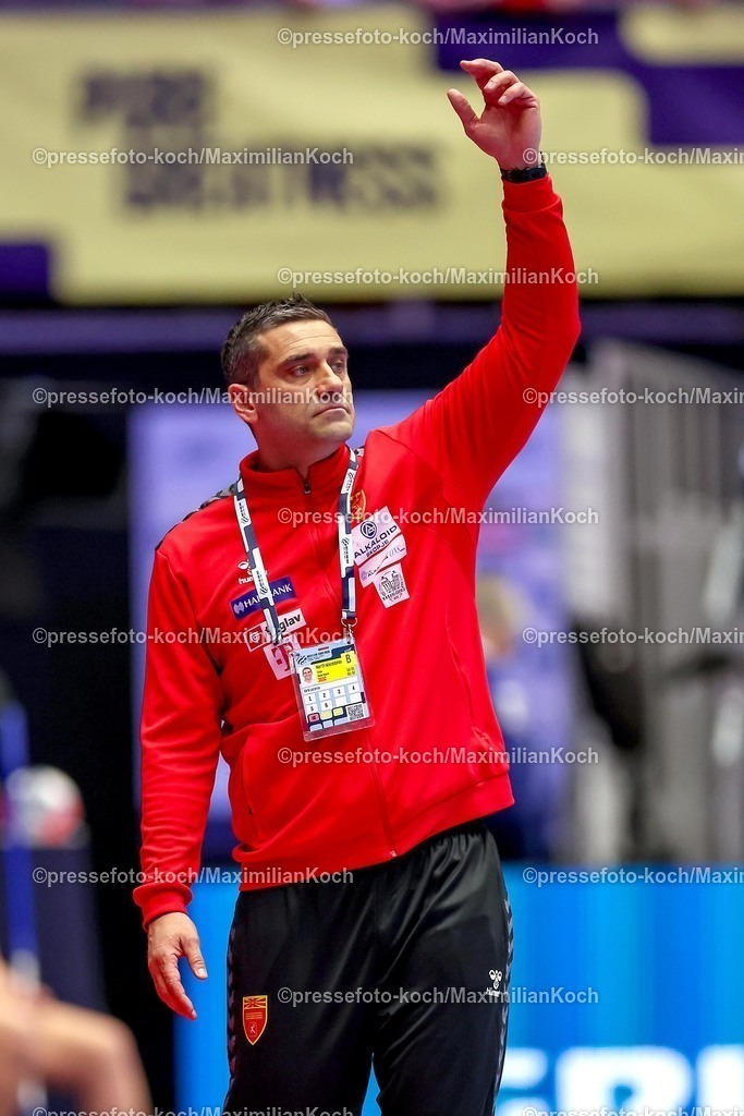 EHF18012601076 | 18.01.2026, Handball, Men's EHF EURO 2026, Portugal - Nordmazedonien, Jyske Bank Boxen in Herning, Dänemark, Preliminary Round:  Headcoach Kiril Lazarov (North Macedonia #hc)  gestikulierend am Spielfeldrand  