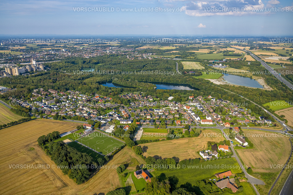 Beckum230805596 | Luftbild, Wohnsiedlung Roland mit Sportplatz SC Roland und Rolandsee, Steinbruch Friedrichshorst, Roland, Beckum, Münsterland, Nordrhein-Westfalen, Deutschland