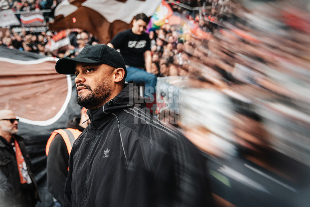 Fußball | Männer | Saison 2025/2026  | Fußball-Bundesliga | 29. Spieltag | FC St. Pauli vs. FC Bayern München | 11.04.2026 | Trainer Vincent Kompany (FC Bayern München) auf dem Weg ins Stadion Objektivfilter