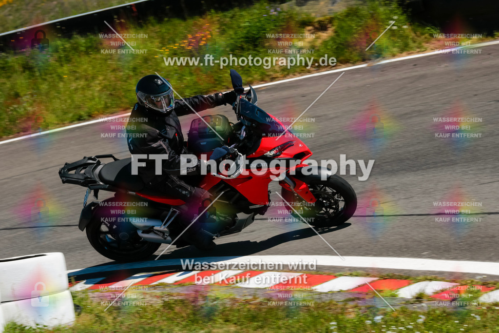 Moto-TeamOBK-22103 | Hier findet Ihr Bilder von Touristenfahrten auf der Nürburgring Nordschleife oder von anderen Veranstaltungen die ich besucht habe. Viel Spass beim Durch Schauen 