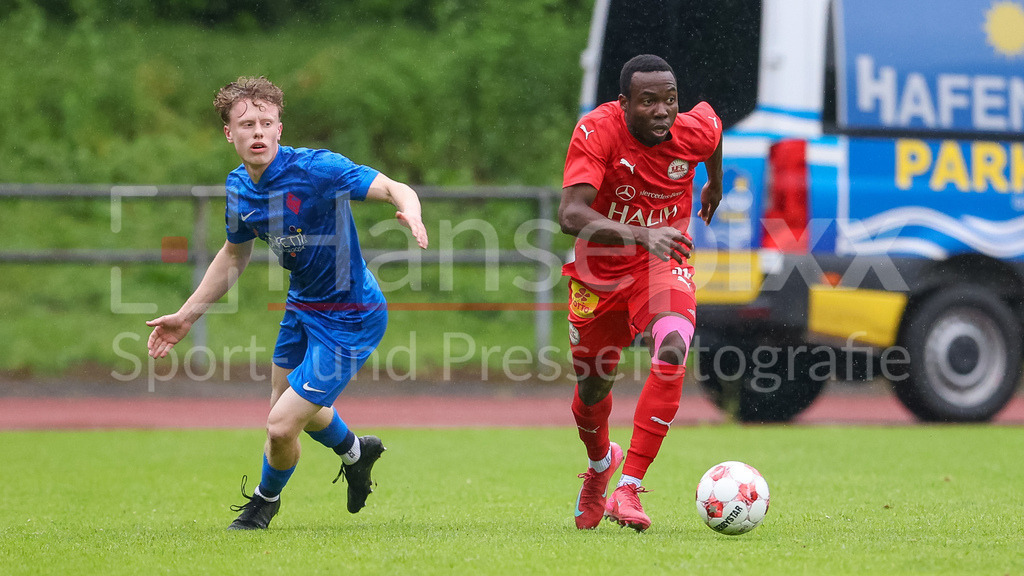 Fussball, Aufstiegsrunde Regionalliga Nord, Blumenthaler SV - 1. FC Germania Egestorf-Langreder | v.li.: Jasper Look (Blumenthaler SV, 16) und Emmanuel Ugoala (1. FC Germania Egestorf-Langreder, 34) im Zweikampf, Duell, Dynamik, Aktion, Action, Spielszene