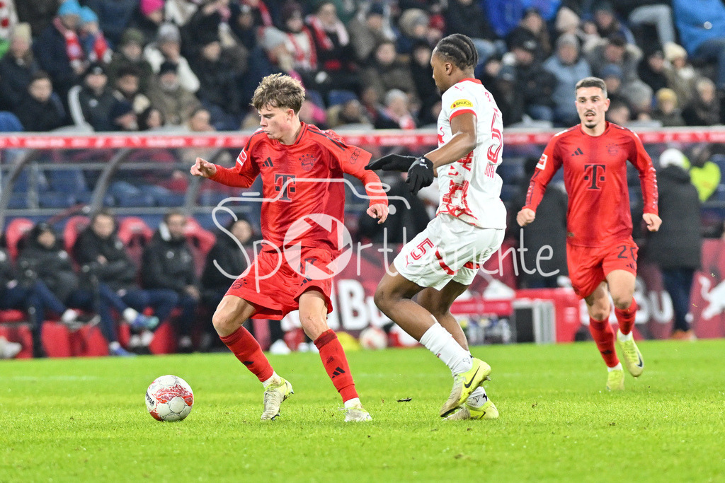 RB Salzburg - FC Bayern München | im Duell Jonathan ASP-JENSEN (FC Bayern Muenchen 37) und Bryan OKOH (RB Salzburg 5) / zweikampf / Testspiel: RB Salzburg - FC Bayern Muenchen, Red Bull Arena am 06.01.2025
