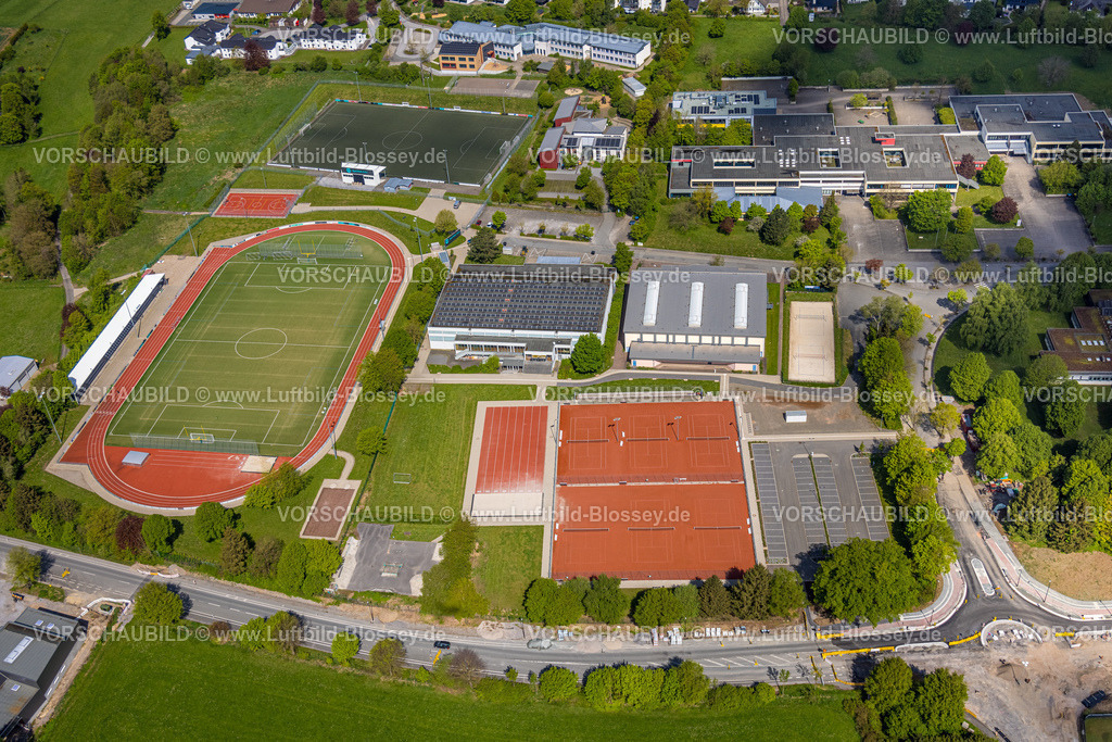 Brilon240503360 | Luftbild, Fußballstadion und Leichtathletikstadion Zur Jakobuslinde des SV 1920 Brilon e.V., Sportanlage mit Tennisplätzen, Gymnasium Petrinum Brilon, Kreissporthalle HSK, Baustelle neuer Kreisverkehr Altenbürener Straße und Zur Jakobslinde, Brilon, Sauerland, Nordrhein-Westfalen, Deutschland