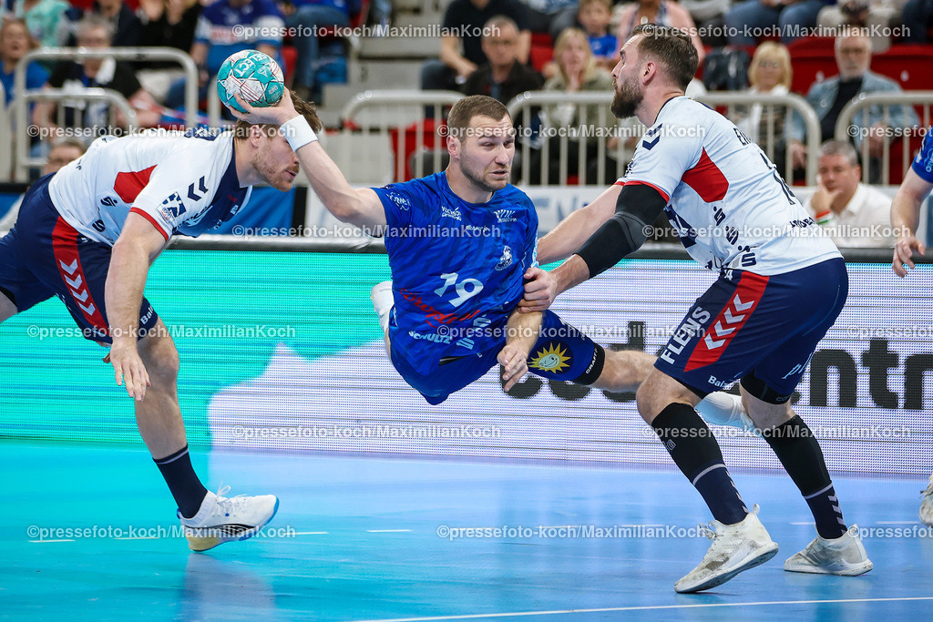 Due1HBL02062401010 | 02.06.2024, Handball, Düsseldorf, PSD-Bank Dome, Liqui Moly Handball Bundesliga, Spieltag 34, Saison 2023 2024, Bergischer HC - SG Flensburg-Handewitt: Tomas Babak (Bergischer HC) gegen Teitur Örn Einarsson (SG Flensburg-Handewitt)