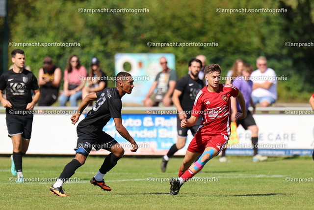 Fußball I Herren I Saison 2025-2026 I Verbandsliga Süd I 7. Spieltag I SV Schackendorf - SV Azadi Lübeck I 06.09.2025.046 | v.l. Sahid Wahab (23, SV Azadi Lübeck), Henry Lima Chinoca (15, SV Schackendorf) - Realisiert mit Pictrs.com