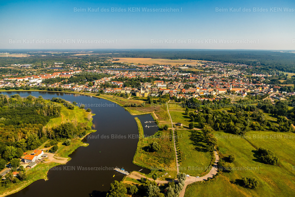 Coswig mit Elbe-9445 | Die Magdeburger Platte® - das sind die schönsten Luftbilder von Magdeburg & Sachsen-Anhalt auf Acryl, Leinwand oder zum Download. Das ist Luftbildfotografie & Luftbildaufnahmen mit Drohne & Flugzeug.  - Realizado com Pictrs.com