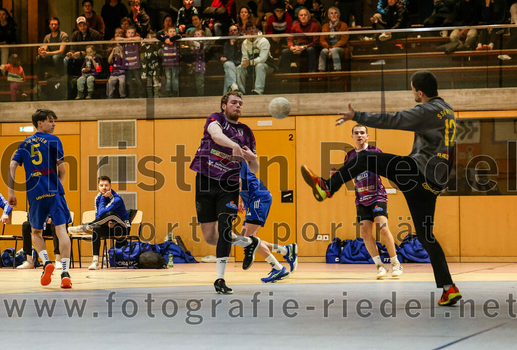 2024-02-24_020_SpVgg_Altenerding_gegen_SSG_Metten | Erding, Deutschland, 24.02.2024:
Handball, Bezirksoberliga Männer 2023 / 2024, 16. Spieltag, SpVgg Altenerding gegen SSG Metten, Endergebnis: 29:24

Philipp Gäck (SSG Metten, #5), Niklas Fleps (SpVgg Altenerding, #17), Vincent Muhr (SSG Metten, #10), Stefan Kraus (SSG Metten, #12)

Foto: Christian Riedel / fotografie-riedel.net