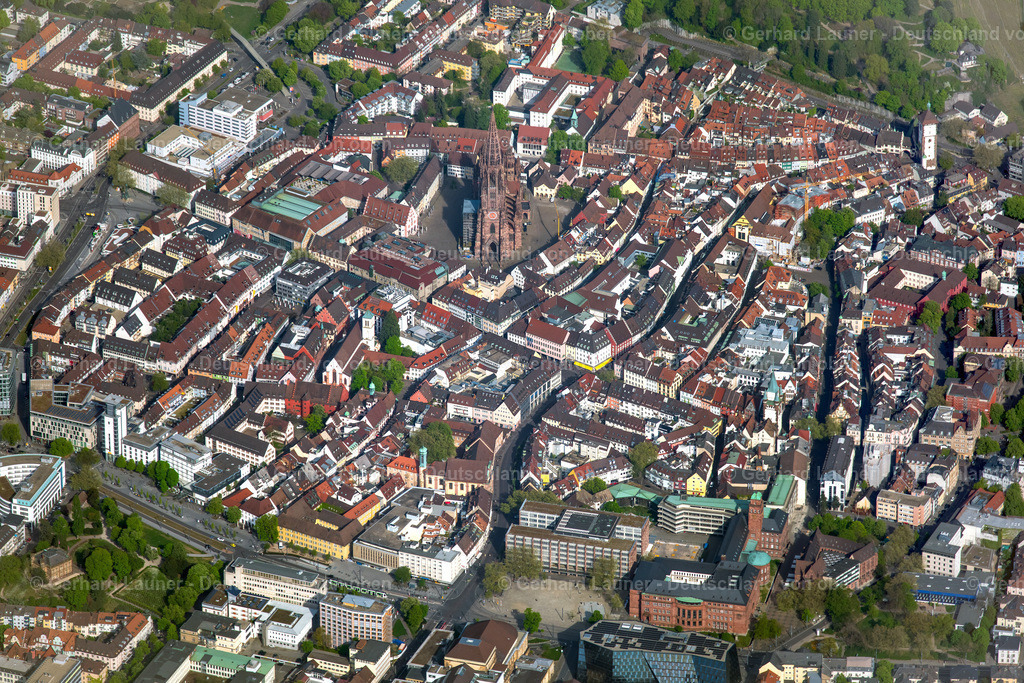 4023790 | FREIBURG IM BREISGAU 15.04.2020 Altstadtbereich und Innenstadtzentrum in Freiburg im Breisgau im Bundesland Baden-Württemberg, Deutschland. // Old Town area and city center in Freiburg im Breisgau in the state Baden-Wuerttemberg, Germany. Foto: Gerhard Launer
