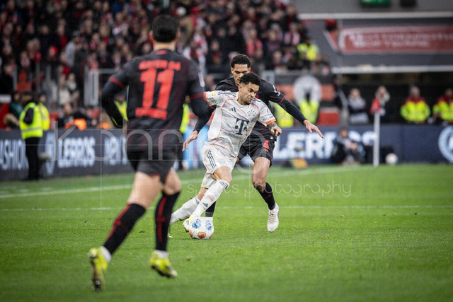 German Bundesliga, Bayer 04 Leverkusen vs. FC Bayern München, 14.03.2026 | LEVERKUSEN, GERMANY - MARCH 14:  Luis Diaz (FC Bayern Muenchen, 14), Jarell Quansah (Bayer 04 Leverkusen, 4), Martin Terrier (Bayer 04 Leverkusen, 11) during the German Bundesliga match on gameday 26 between Bayer 04 Leverkusen vs. FC Bayern München at BayArena on March 14, 2026 in Leverkusen, Germany. DFL REGULATIONS PROHIBIT ANY USE OF PHOTOGRAPHS AS IMAGE SEQUENCES AND/OR QUASI-VIDEO.