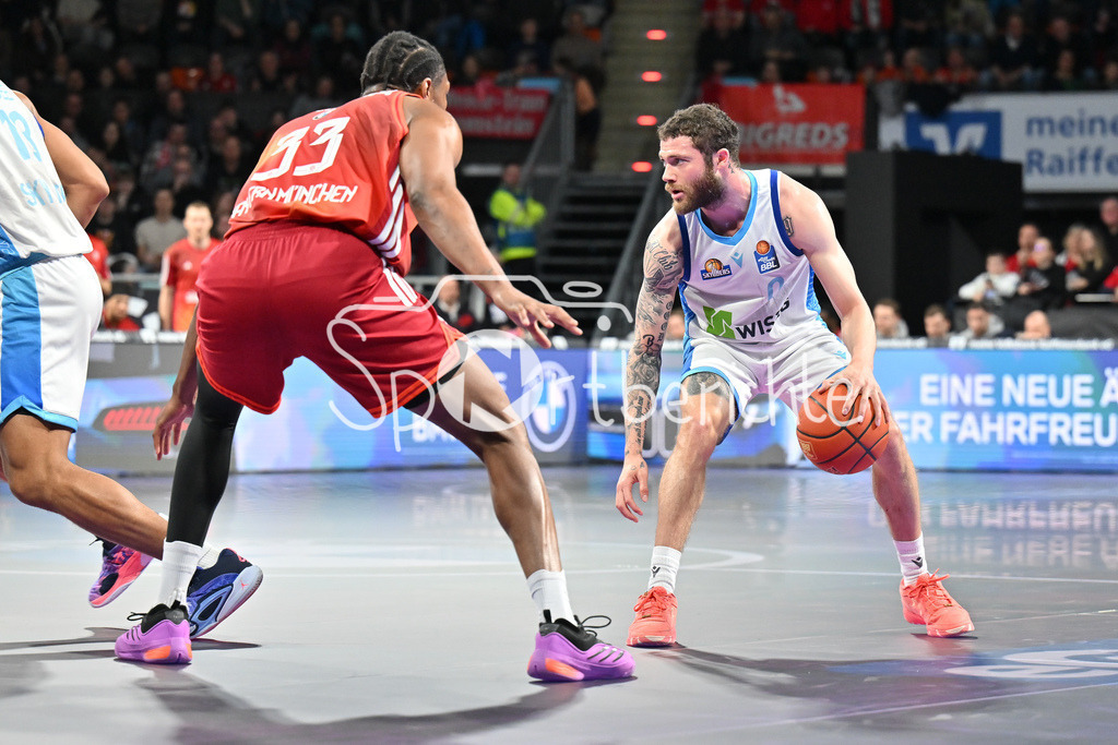 FC Bayern München - Skyliners Frankfurt | MUNICH, GERMANY - 17. FEBRUARY: im Duell David McCORMACK (FC Bayern Basketball 33) und Logan JOHNSON (Skyliners Frankfurt 0) während dem Spiel zwischen dem FC Bayern München und den Skyliners Frankfurt am 21. Spieltag der easyCredit BBL im BMW Park