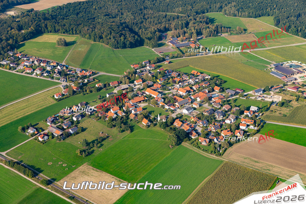 Aktuelles Luftbild von pflaumdorf  - Die Luftaufnahme wurde 2020 mittels UL-Flugzeug erstellt ( keine Drohne ) - hochauflösende Kamera-Systeme von  Canon -Beste Qualität - Für grossformatige Ausdrucke geeignet. Die Geschenkidee !