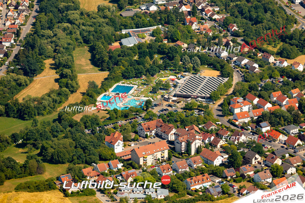 Das Luftbild zeigt : Erlebnisbad Haßfurt - Die Luftaufnahme wurde 2023 vom UL-Flugzeug aus erstellt ( keine Drohne ) - Hochauflösende Luftaufnahme - Für grossformatige Ausdrucke geeignet. Die Geschenkidee !Mit Lizenz und Bildrechte bestellbar