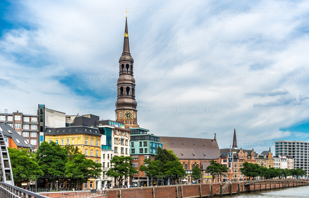 Hamburg-Kibbelstegbrücke-St. Katharinen Kirche | batcam.de - Realisiert mit Pictrs.com