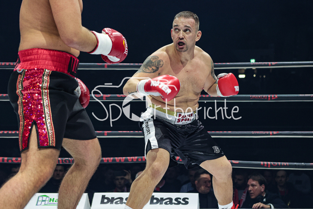 Profi - Box - Gala / Main Event | Vaclav TOJACEK (schwarze Hose) in seinem Kampf gegen James KRAFT (rote Hose)