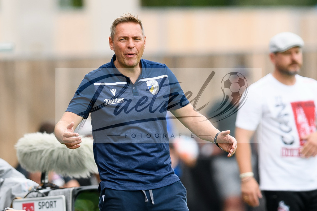 JENKOE20210808_188 | Fussball, Herren: Trainer Dirk Kunert (FC Carl Zeiss Jena) gestikuliert beim Spiel der 1. Runde im DFB-Pokal zwischen FC Carl Zeiss Jena und 1. FC Koeln im Ernst-Abbe-Sportfeld am 08.08.2021 in Jena, Deutschland.DFB / DFL REGULATIONS PROHIBIT ANY USE OF PHOTOGRAPHS AS IMAGE SEQUENCES AND/OR QUASI-VIDEO. - Realisiert mit Pictrs.com