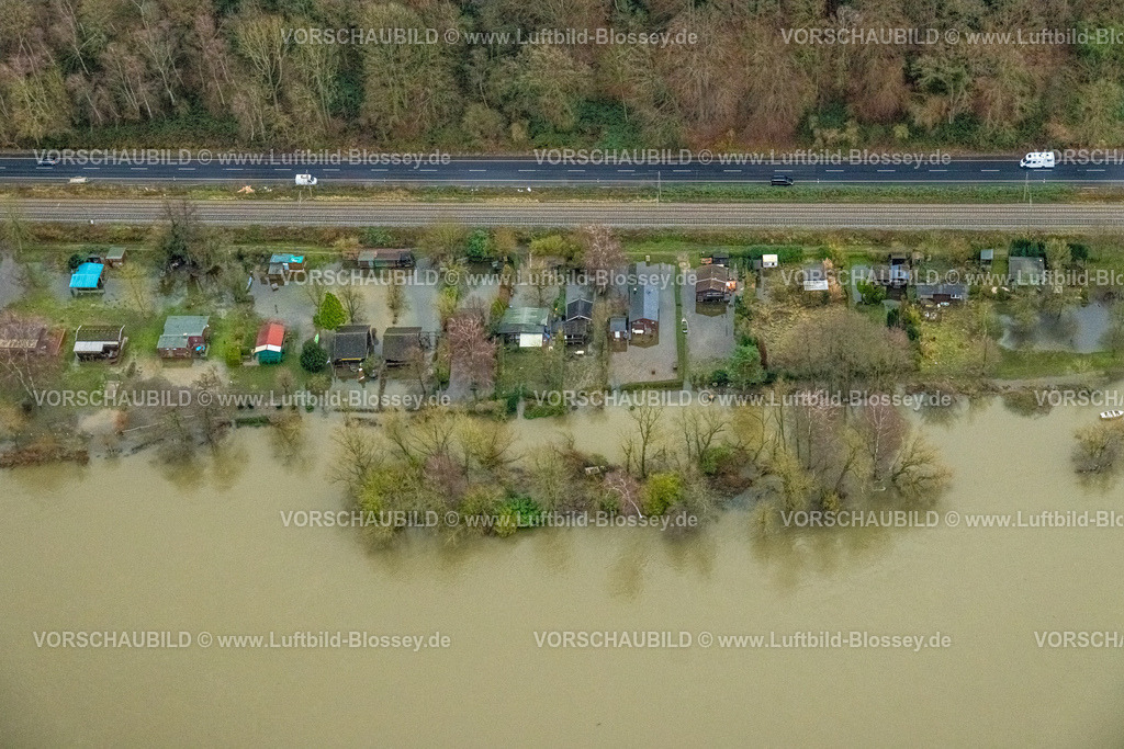 Witten231201897Ruhr | Luftbild, Ruhrhochwasser, Weihnachtshochwasser 2023, Fluss Ruhr tritt nach starken Regenfällen über die Ufer, Überschwemmungsgebiet Gedern mit Campinghäusern an der Wetterstraße, Bäume im Wasser, Bommern, Witten, Ruhrgebiet, Nordrhein-Westfalen, Deutschland
