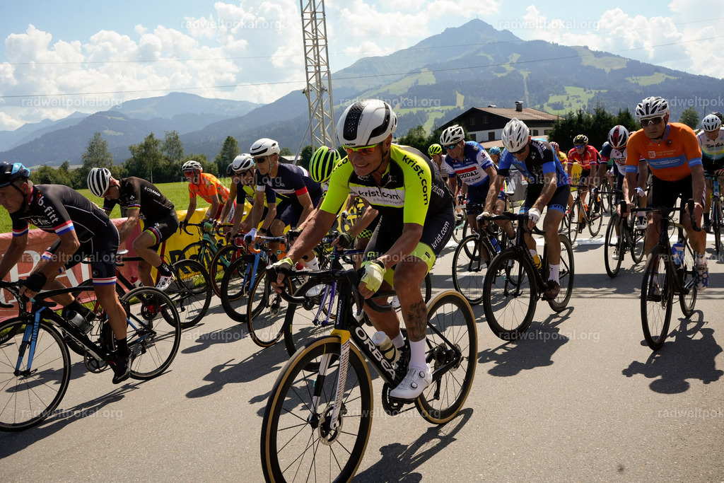 460_20230817_Bewerb_Maenner_Muehlanger | AUT - OESTERREICH, 2023-08-16: SPORT RENNRAD-FAHREN - 55. INTERNATIONALER RADWELTPOKAL IN ST. JOHANN IN TIROL  - Vintage-Radrennen mit WM-Bronze-Medaillen-Siegerin Christina Schweinberger, den Teilnehmer und Alexander Baumann (vom Orginastions-Team) - TAG 2 BEWERB MAENNER IN SECHS GRUPPEN  ; Foto: Roland Muehlanger