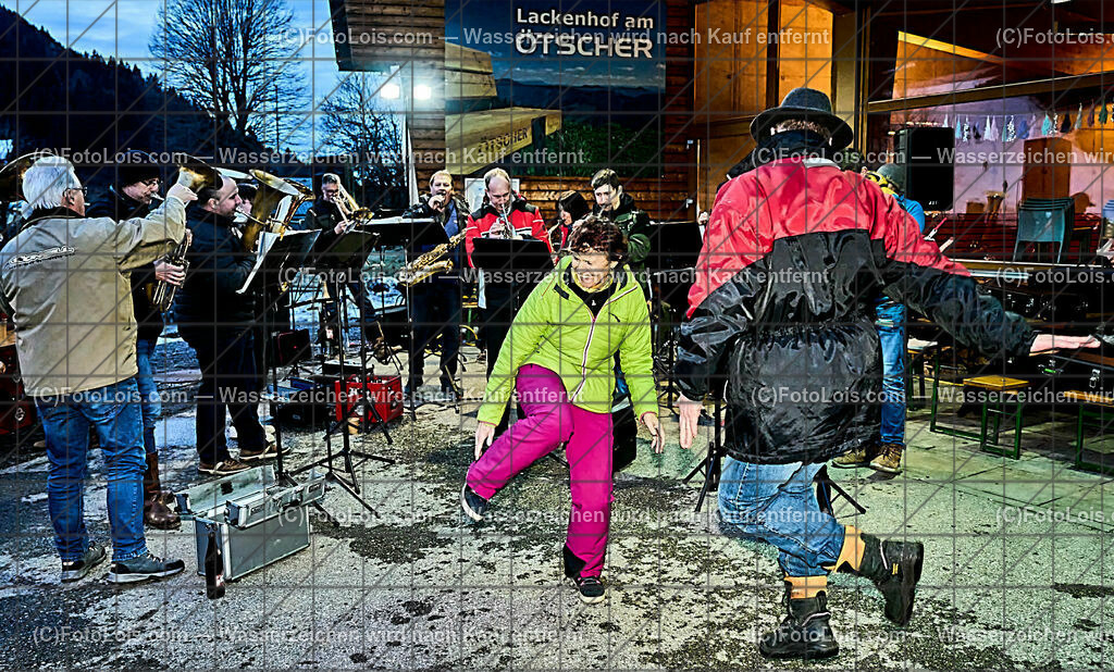 ALP6608_Blech im Schnee_MV Lackenhof_Schoenbichler-Friedl | (C)FotoLois.com, Alois Spandl. Musikverein Lackenhof, BLECH im SCHNEE in der Ötscherarena, Fr 9. Februar 2024.