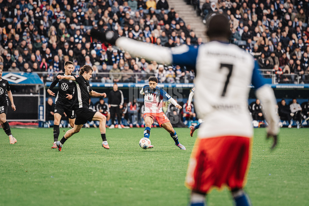 Fußball | Männer | Saison 2025/2026 | 1. Fußball-Bundesliga | 8. Spieltag | Hamburger SV vs. VfL Wolfsburg | 25.10.2025 | Immanuel Pherai (#10, HSV) spielt einen Pass
