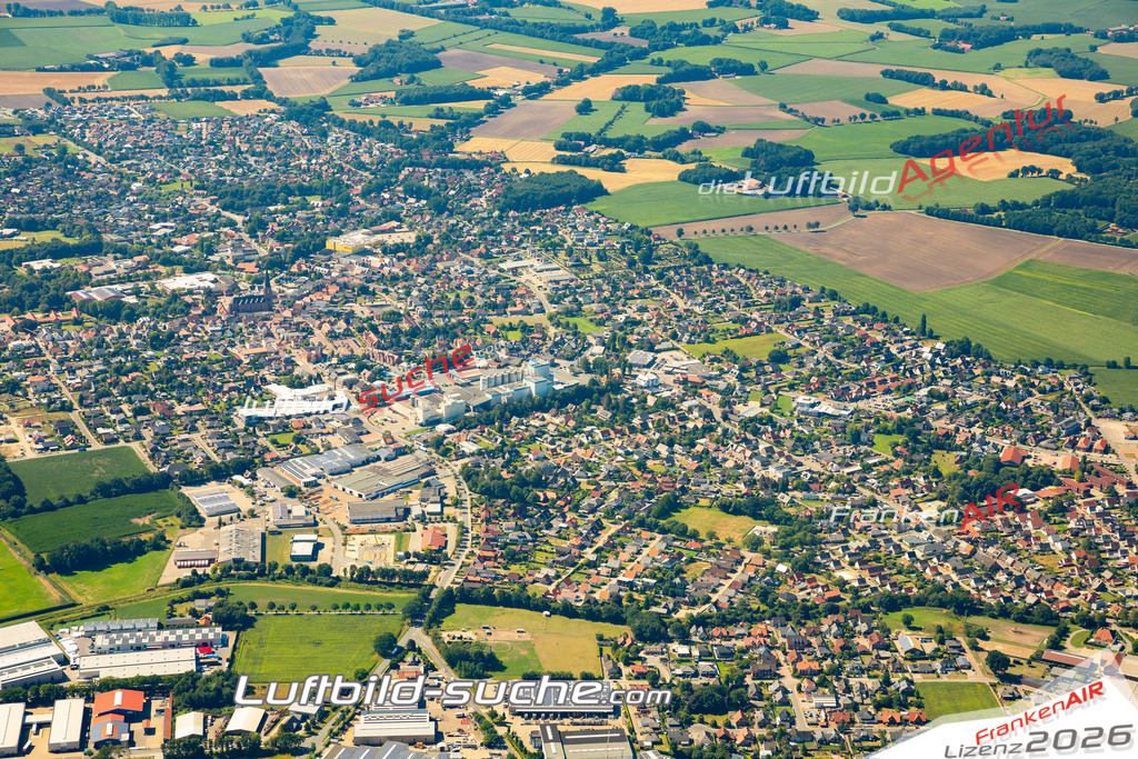 Aktuelles Luftbild von  Dinklage - Die Luftaufnahme wurde 2022 mittels UL-Flugzeug erstellt ( keine Drohne ) - hochauflösende Kamera-Systeme von  Canon -Beste Qualität - Für grossformatige Ausdrucke geeignet. Die Geschenkidee !