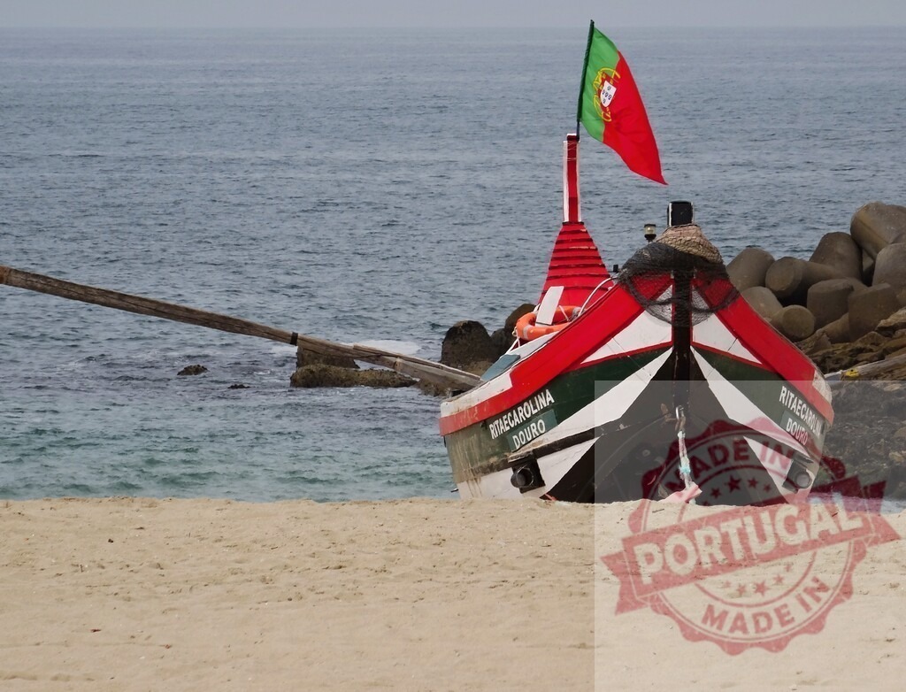 Aveiro Region - Portugal Traditional Portuguese moliceiro boat on sand beach | Traditional Portuguese moliceiro fishing boat resting on a sandy beach under a clear sky - Realisiert mit Pictrs.com