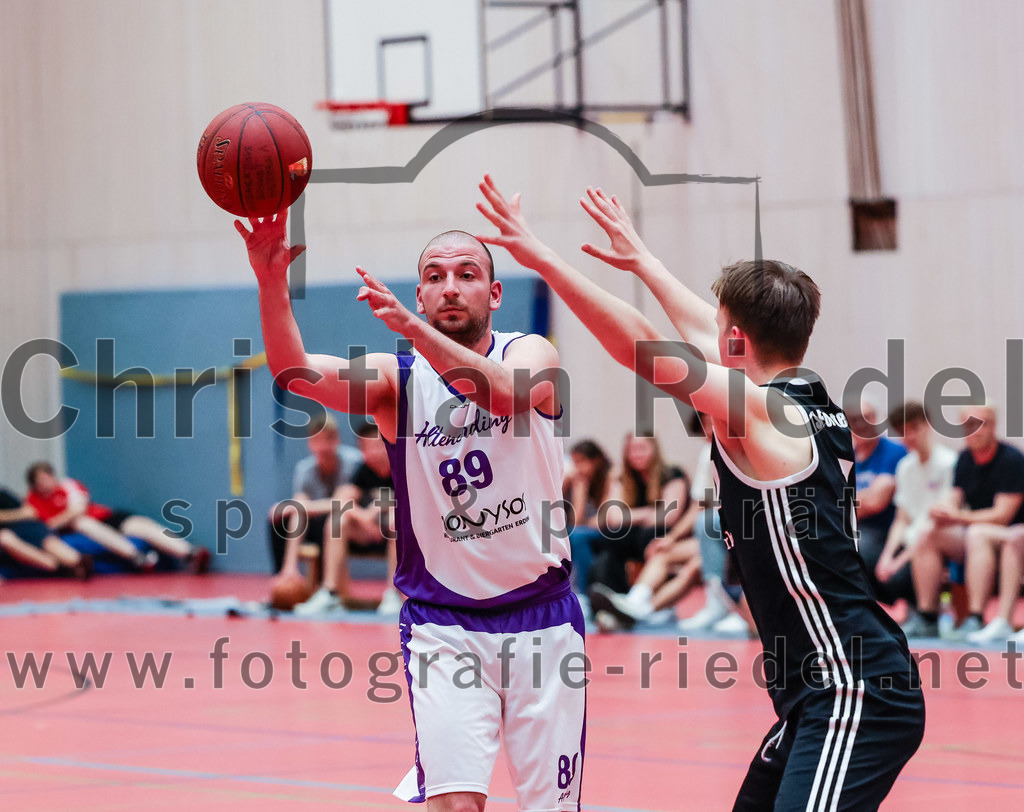 2022-05-15_039_SpVgg_Altenerding_gegen_TSV_Muenchen-Forstenried | Erding, Deutschland, 15.05.2022:
Basketball, Bezirksliga 2021 / 2022, Play-Offs, SpVgg Altenerding gegen TSV München-Forstenried, Endergebnis: 55:57

Krsto Milivojevic (SpVgg Altenerding, #89), Christian Lippach (TSV München-Forstenried, #7)

Foto: Christian Riedel / fotografie-riedel.net