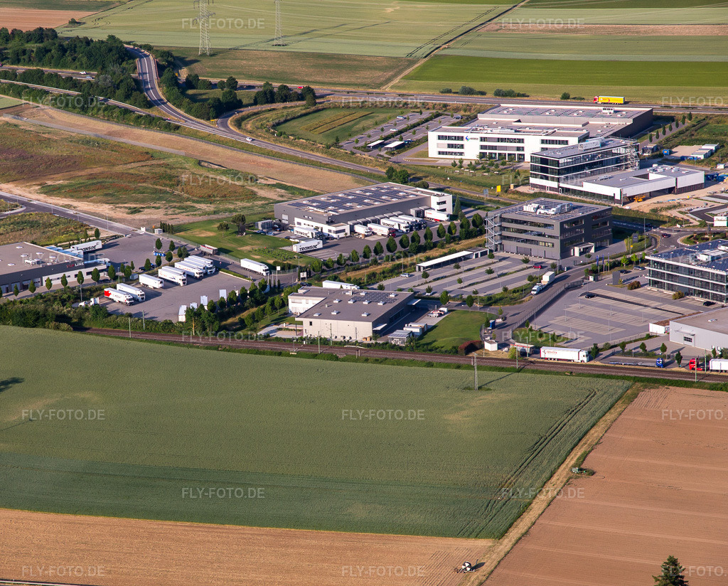 Luftbild: TRANSAC Intern. Speditionsgesellschaft mbH in Rülzheim im Bundesland Rheinland-Pfalz in Deutschland. – Foto: IMG_136178.jpg vom 07.06.2023 durch Werner Riehm/FLY-FOTO.de – Auflösung des Originals: 4532 x 3648 px – TRANSAC Logistics GmbH