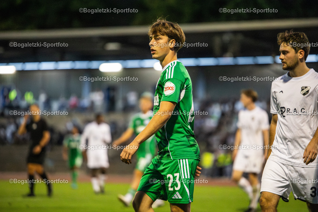 Jan-Simon Symalla | 20.08.2025, Fußball, SC Victoria Mennrath - MSV Duisburg, Niederrheinpokal, Saison 2025/26: Jan-Simon Symalla (MSV Duisburg #23) erwartet einen Eckball - Realisiert mit Pictrs.com