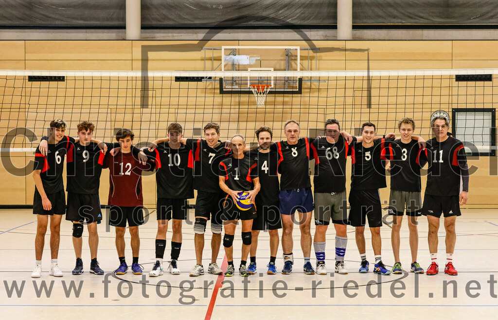 2021-11-27_037_TuS_Oberding_II_gegen_MTV_1881_Ingolstadt_III | Oberding, Deutschland, 27.11.2021:
Volleyball, Kreisliga 2021 / 2022, 5. Spieltag, TuS Oberding II gegen MTV 1881 Ingolstadt III, Endergebnis: 3:2

Nicolas Barbona (TuS Oberding, #6), Hayden Lorenz (TuS Oberding, #9), Lucas John (TuS Oberding, #12), Christian Tiru (TuS Oberding, #10), Christoph Stegemann (TuS Oberding, #7), Andreas Ruß (TuS Oberding, #1), Hendrik Gerdes (TuS Oberding, #4), Karlheinz Ismair (TuS Oberding, #8), Thomas Forster (TuS Oberding, #68), Corbinian Prell (TuS Oberding, #5), Karl Scholz (TuS Oberding, #3), Gregor Bartkowski (TuS Oberding, #11)

Foto: Christian Riedel / fotografie-riedel.net