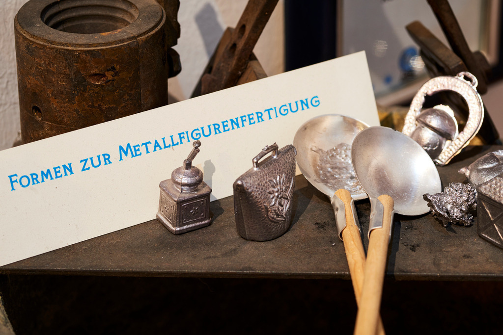 Wiener Schneekugelmanufaktur | Wien, Austria - July 19, 2017: Formen für Zinnlegierung. - Realisiert mit Pictrs.com