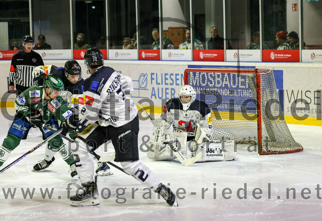 2024-01-26_088_TSV_Erding_gegen_HC_Landsberg | Erding, Deutschland, 26.01.2024:
Eishockey, Bayernliga Vorrunde 2023 / 2024, 28. Spieltag, TSV Erding gegen HC Landsberg, Endergebnis: 6:2

Leon Abstreiter (Erding Gladiators, #72), Torwart Moritz Borst (HC Landsberg, #32)

Foto: Christian Riedel / fotografie-riedel.net