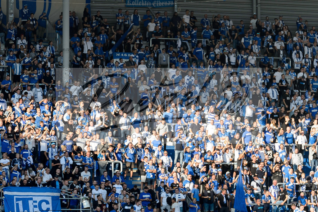 FCMFCK20210904_084 | Fussball, Herren: . Fans vom 1. FC Magdeburg beim Spiel der 3. Liga zwischen 1. FC Magdeburg und 1. FC Kaiserslautern in der MDCC-Arena am 04.09.2021 in Magdeburg, Deutschland.DFB / DFL REGULATIONS PROHIBIT ANY USE OF PHOTOGRAPHS AS IMAGE SEQUENCES AND/OR QUASI-VIDEO. - Realisiert mit Pictrs.com