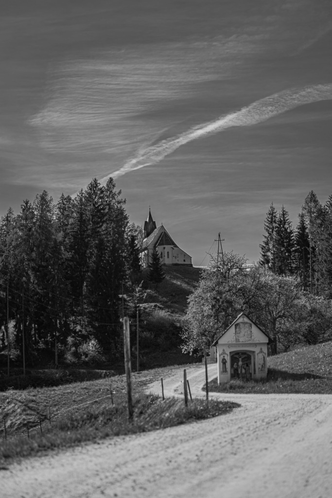 Kirche am Hügel | Eine kleine Kapelle auf einer Alm mitten in Kärnten - Realisiert mit Pictrs.com