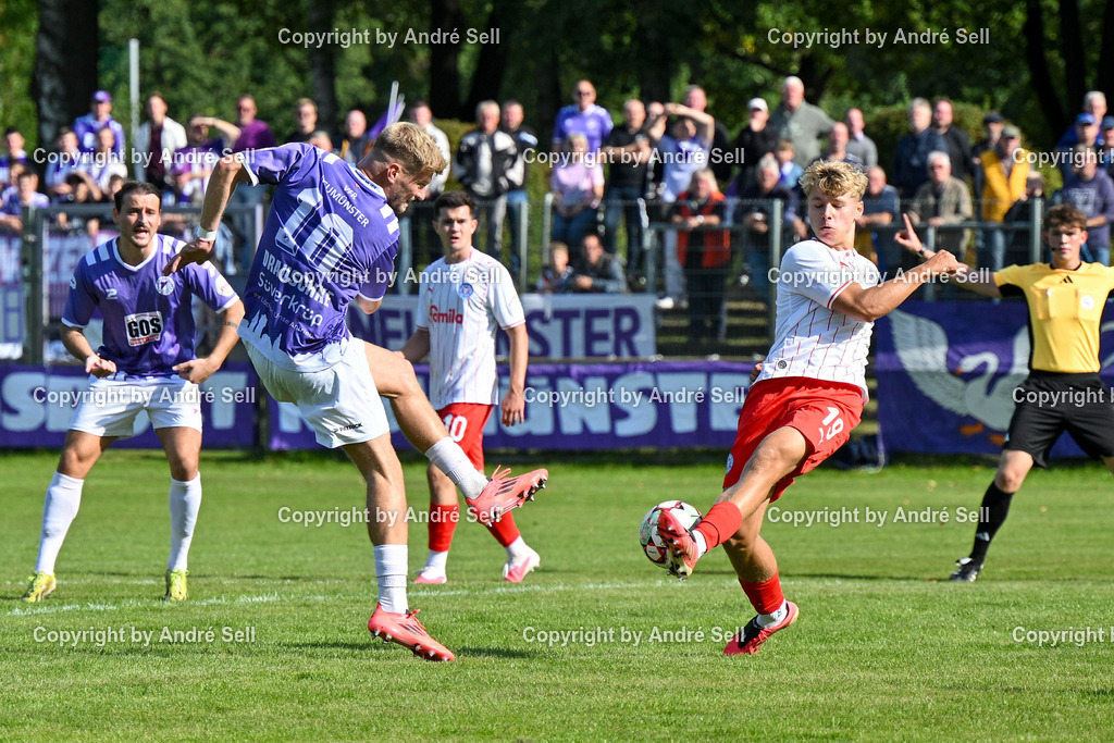 VfR Neumünster vs Holstein Kiel II | Nils Drauschke (VfR #10) vs Till Wiese (Holstein #19) / Fußball-Oberliga Männer 2026/2027 / VfR Neumünster vs Holstein Kiel II / Grümmi-Arena / Neumünster / 27.09.26 - Realisiert mit Pictrs.com