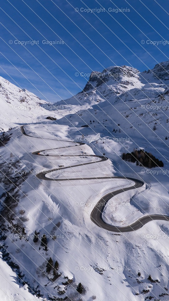 Julierpass, Schweiz | Der Julierpass ist eine historische Handelsroute und heute eine malerische Straße, die spektakuläre Ausblicke auf die umliegenden Berge bietet. Er ist auch ein beliebtes Ziel für Outdoor-Aktivitäten wie Wandern, Radfahren und Skifahren.