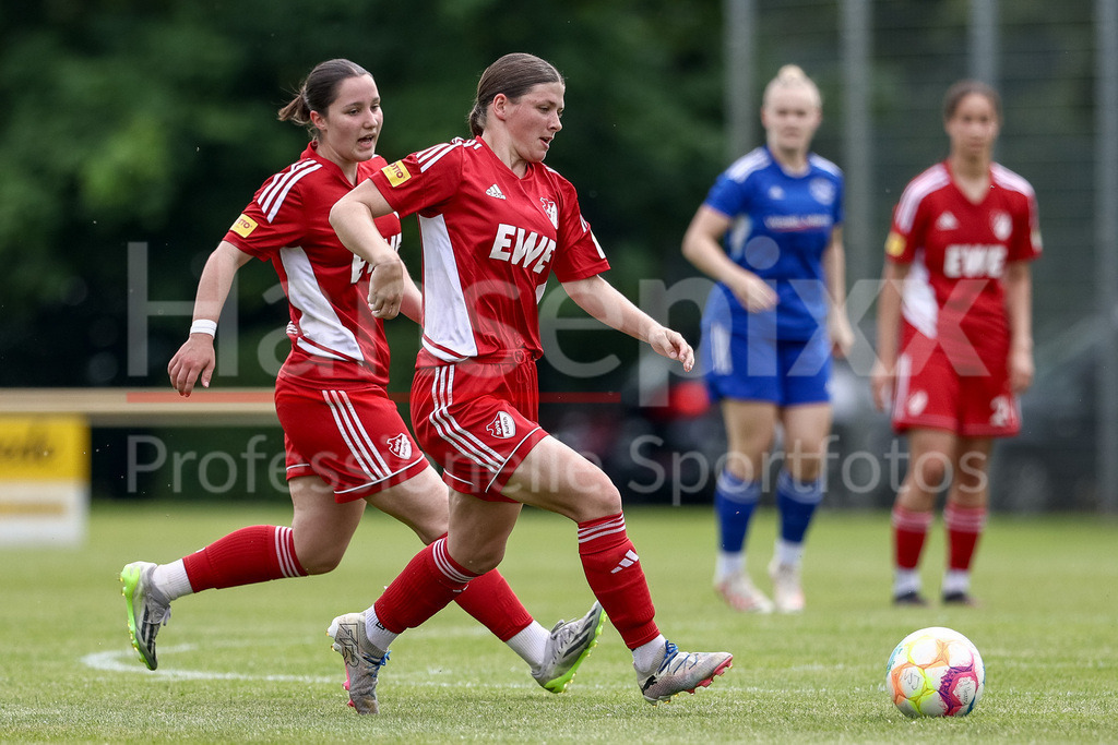 Fussball, Aufstiegsspiel Regionalliga Nord Frauen, SpVg Aurich - SSC Hagen Ahrensburg | Jane Rekowski (SpVg Aurich, 4) am Ball, Einzelbild, Ganzkörper, Aktion, Action, Spielszene
