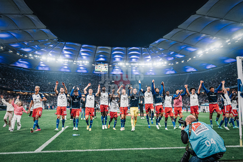 Fußball | Männer | Saison 2023/2024 | 2. Fußball-Bundesliga | 1. Spieltag | Hamburger SV vs. FC Schalke 04 | 28.07.2023 | Das HSV Team feiert seinen Sieg