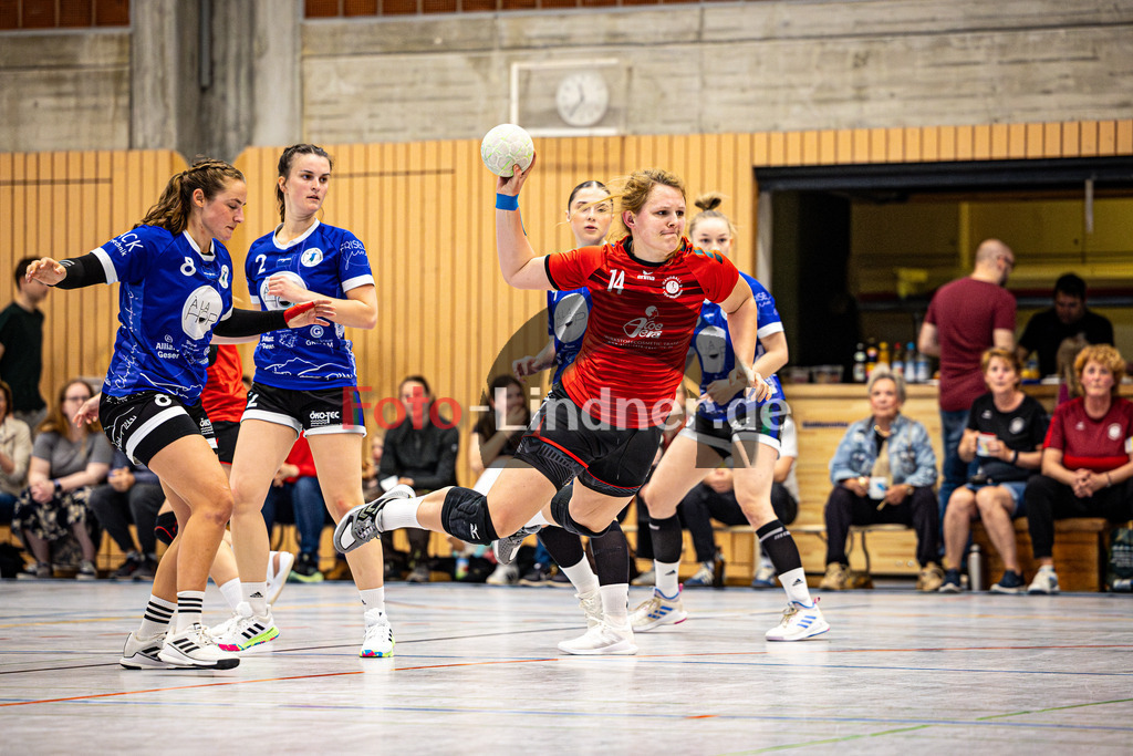 TSV Weilheim gegen SG Biessenhofen-Marktoberdorf | Handball Bezirksoberliga Frauen Alpenvorland 2024/25, TSV Weilheim gegen SG Biessenhofen-Marktoberdorf, 20250412,Wurf Malena BECKER (TSV Weilheim 14),2025-04-12 in Weilheim (Weilheim, Am Hardt), Malena BECKER (TSV Weilheim 14), Antonia FRITSCH (SG Biessenhofen-Marktoberdorf 2)Copyright: WolfgangxLindner www.foto-lindner.de