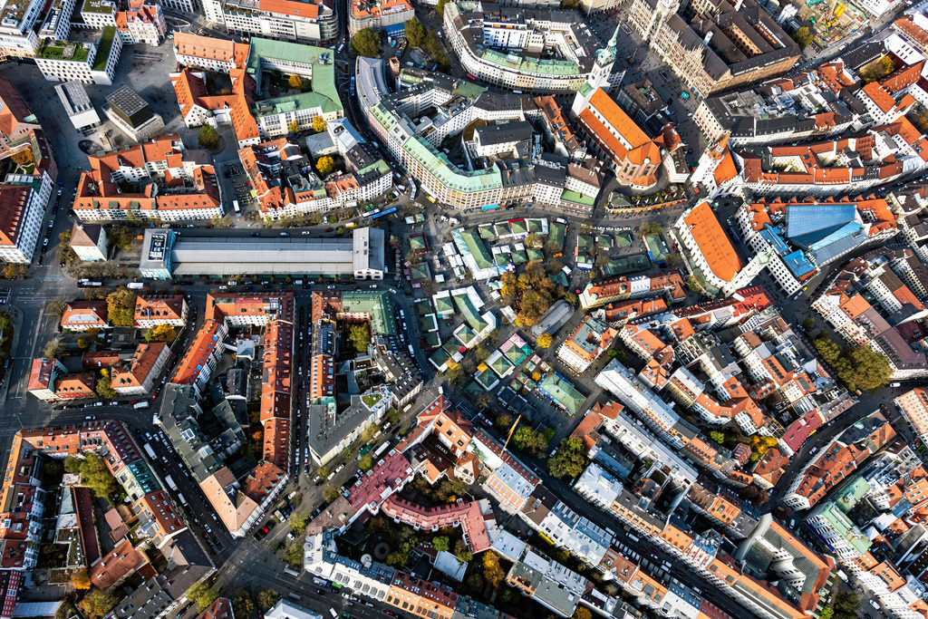 dr__0040770.jpg | MüNCHEN 07.11.2019 Verkaufs- und Imbissstände und Handelsbuden auf dem Viktualienmarkt sowie die Schrannenhalle, der Alte Peter und Marienplatz in der Altstadt München im Bundesland Bayern, Deutschland. Weiterführende Informationen bei: mux.de Online GmbH. // Vendsowie die Schrannenhalle, der Alte Peter und Marienplatzg and food stalls and tradsowie die Schrannenhalle, der Alte Peter und Marienplatzg booths on the Viktualienmarkt sowie die Schrannenhalle, der Alte Peter und Marienplatz in the old town sowie die Schrannenhalle, der Alte Peter und Marienplatz in Munich in the state Bavaria, Germany. Further information at: mux.de Online GmbH. Foto: Daniel Reiter