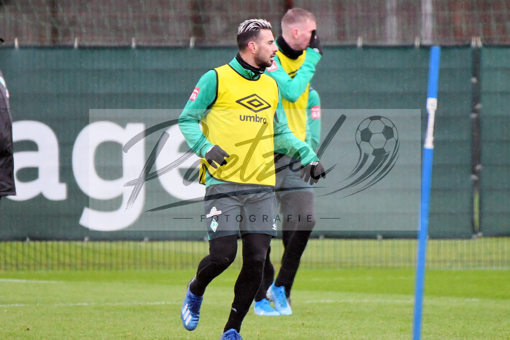 20200129_TRASVW_0039 | Fußball, Herren: Claudio Pizarro (SV Werder Bremen) schaut beim Training des SV Werder Bremen am 29.01.2020 im wohninvest Weserstadion in Bremen, Deutschland.(Foto von Nico Paetzel) - Realisiert mit Pictrs.com
