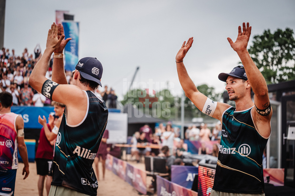 Beachvolleyball | Männer | Allianz German Beach Tour 2025 | Tourstop München | 06.07.2025 | v.l. Laurenc Grössig und Mathias Seiser verabschieden sich