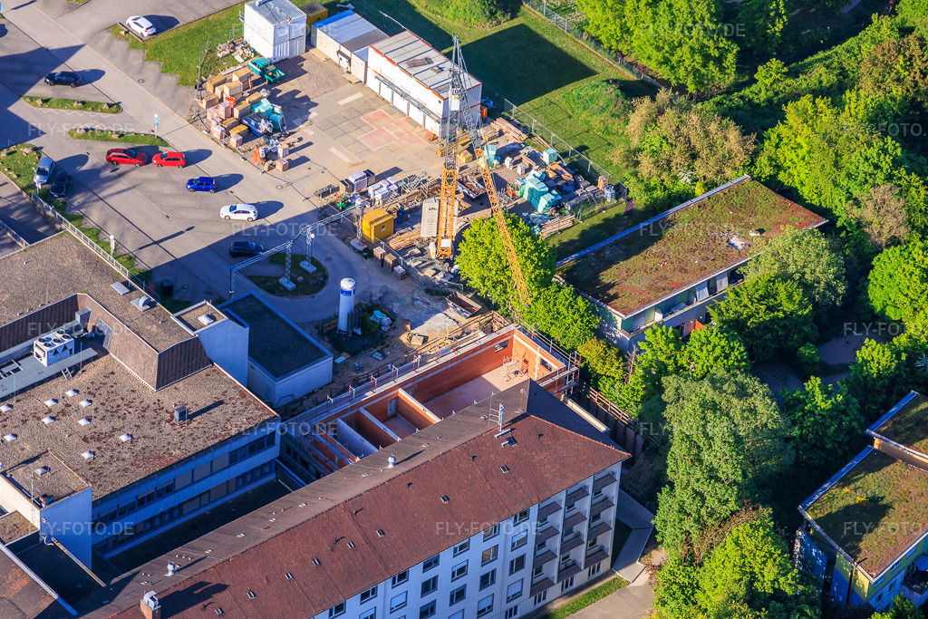 Luftbild: Baustelle für den NEUBAU der NOTAUFNAHME, INTENSIVMEDIZIN UND DIAGNOSTIKBEREICHE der Asklepios Südpfalzkliniken GmbH. Projektsteuerung: BPM Bau- und Projektmanagement Hart GmbH. BPM Architektur, Planung + Objektüberwachung: alsh sander hofrichter architekten GmbH Gesellschaft für Architektur und Generalplanung. Planungsbüro Noll GmbH , TGA-Planung / Heizung-Lüftung-Sanitär-Medizinische Gase-Gebäudeautomation, TGA-Planung / Stark- u. Schwachstromtechnische Anlagen / Fördertechnik: DE-Plan GmbH & Co. KG, Tragwerksplanung: ZPP Ingenieure AG, Freianlagen hofmann_röttgen Landschaftsarchitekten BDLA, Brandschutz: Rieser-Wessel Brandschutzsachverständige & Ingenieure PartG mbB und Bauphysik / Schallschutz-Akustik: Ingenieurbüro Seidel in Kandel im Bundesland Rheinland-Pfalz in Deutschland.Foto: IMG_155035.jpg vom 24.04.2026 durch Werner Riehm/FLY-FOTO.deAuflösung des Originals: 6000 x 4000 pxWWW.ASKLEPIOS.COM