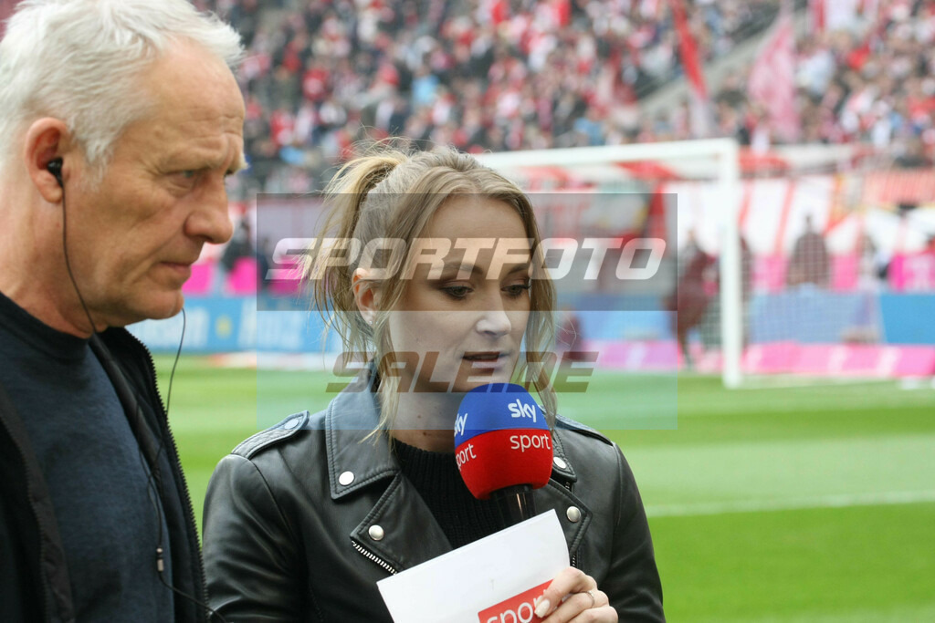1. FC Köln - SC Freiburg | Freiburgs Trainer Christian Streich mit Nele Schenker - © Sportfoto-Sale (MK) - Realisiert mit Pictrs.com