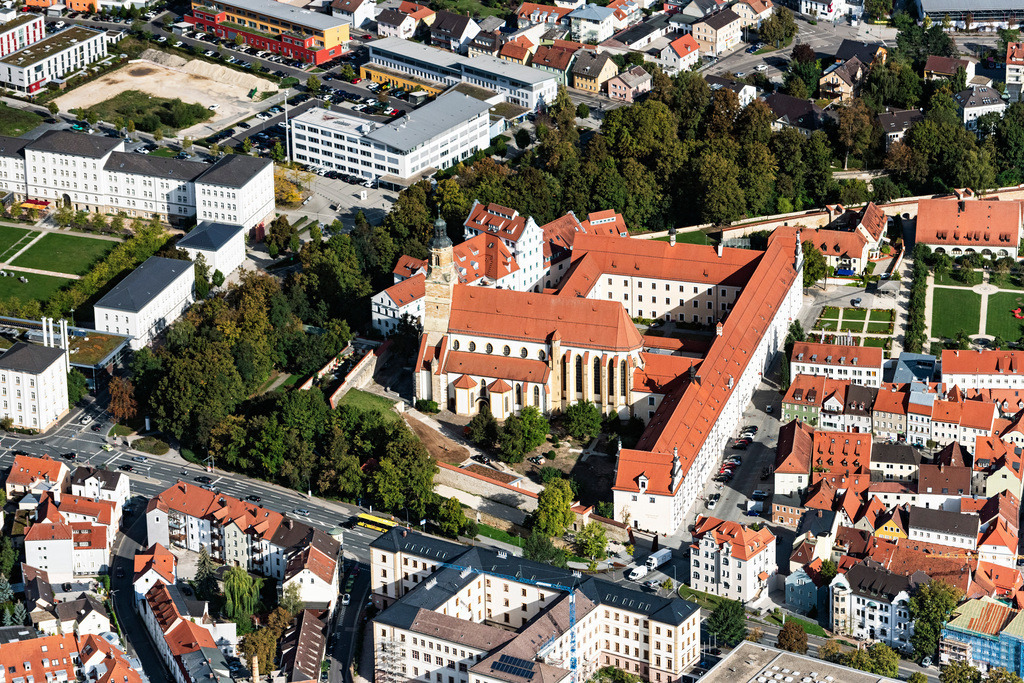 dr__0018450.jpg | AMBERG 11.09.2018 Bibliotheks- Gebäude der Provinzialbibliothek Amberg sowie das römisch-katholische Pfarramt St. Georg sowie ein Teil des dem Max-Reger-Gymnasium angeschlossenen Internats in dem denkmalgeschützten Gebäudekomplex untergebracht. in Amberg im Bundesland Bayern, Deutschland. // Library Building of Provinzialbibliothek Amberg sowie das roemisch-katholische Pfarront St. Georg sowie ein Teil of dem Max-Reger-Gymnasium ongeschlossenen Internats in dem denkmalgeschuetzten Gebaeudekomplex untergebracht. in Amberg in the state Bavaria, Germany. Foto: Daniel Reiter