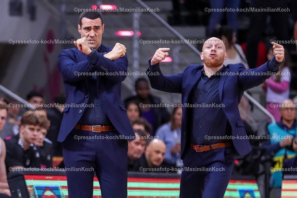 BCL08012501023 | 08.01.2025, Basketball Champions League, 1. Spiel Play-In, Telekom Baskets Bonn - Pallacanestro Reggiana, Telekom Dome: Headcoach Roel Moors (Cheftrainer Telekom Baskets Bonn) steht wild gestikulierend am Spielfeldrand