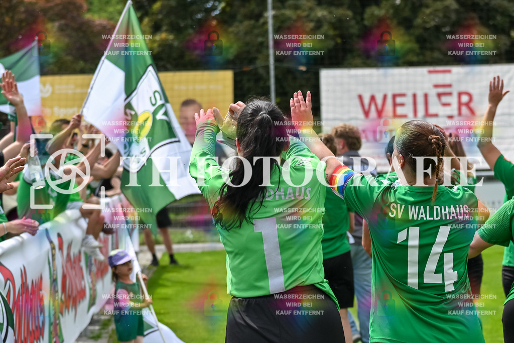 GER, FC Hauingen - SV Waldhaus, Frauen-Fussball, Rothaus Bezirkpokal, Finale, Saison 2024/2025, 29.05.2025 | Team SV Waldhaus freut sich ueber den Sieg und den Gewinn des Bezirkspokals.GER, FC Hauingen - SV Waldhaus, Frauen-Fussball, Rothaus Bezirkpokal, Finale, Saison 2024/2025, 29.05.2025Foto: TH Fotografie/Thomas Hess